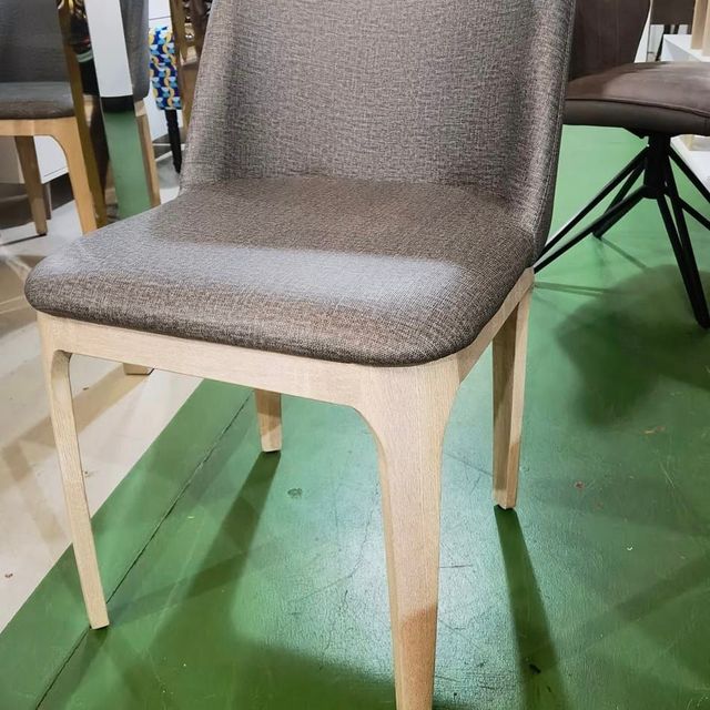 silla gris patas madera